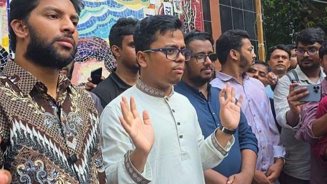 কথা বলছেন ডাকসুর জিএস এস এম ফরহাদ 