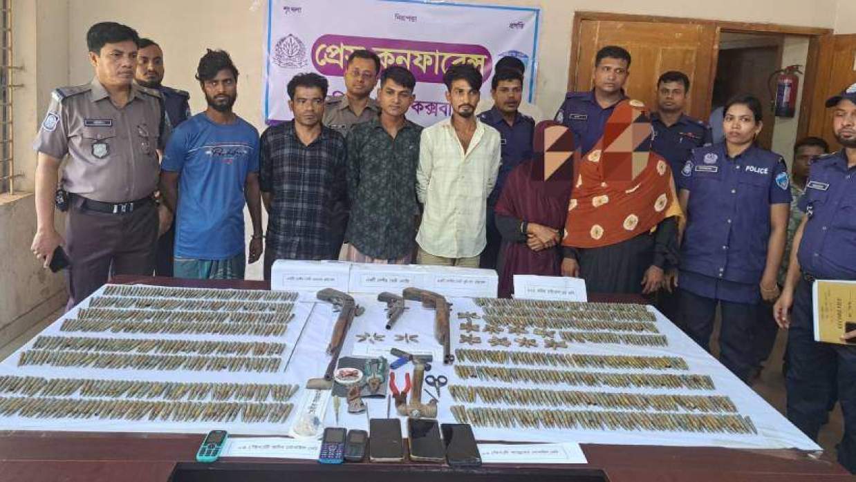 উদ্ধার করা অস্ত্র ও গোলাবারুদ