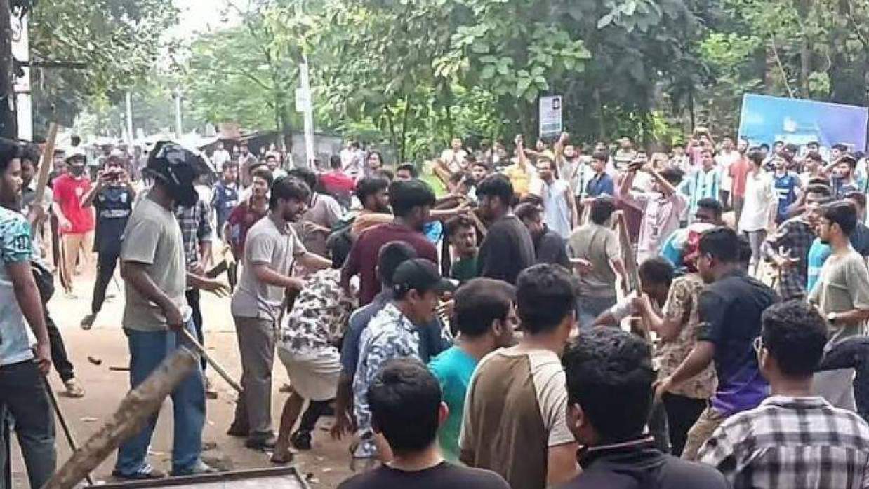 জাবিতে দুই হলের শিক্ষার্থীদের মধ্যে সংঘর্ষ