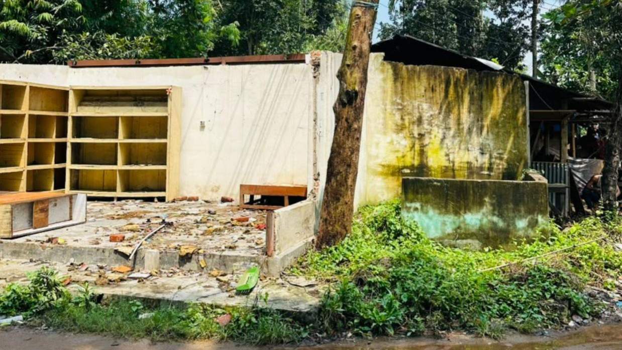 ভাড়াঘরের দরজা, জানালা কেটে নিয়েছে