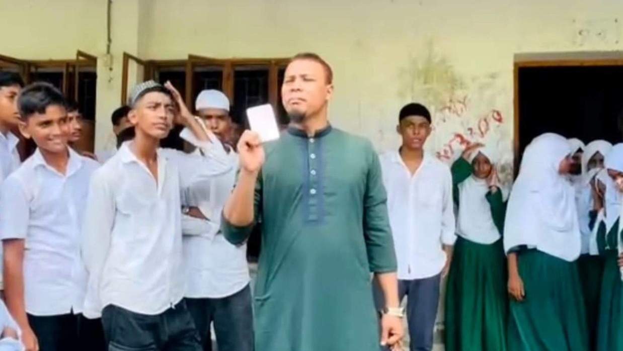 শিক্ষকের হাতে মোবাইল