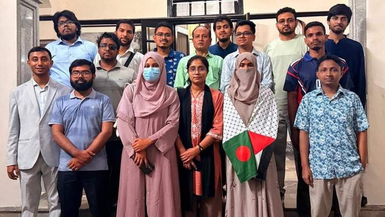 বিশ্ববিদ্যালয়ের উপাচার্য ও ডাকসুর সভাপতি অধ্যাপক এ বি এম ওবায়দুল ইসলামের সঙ্গে ডাকসুর নেতারা