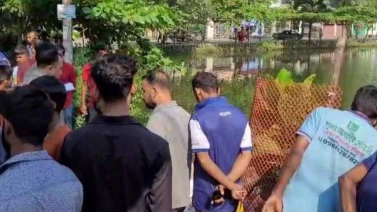 ঘটনাস্থলে স্থানীয় লোকজন