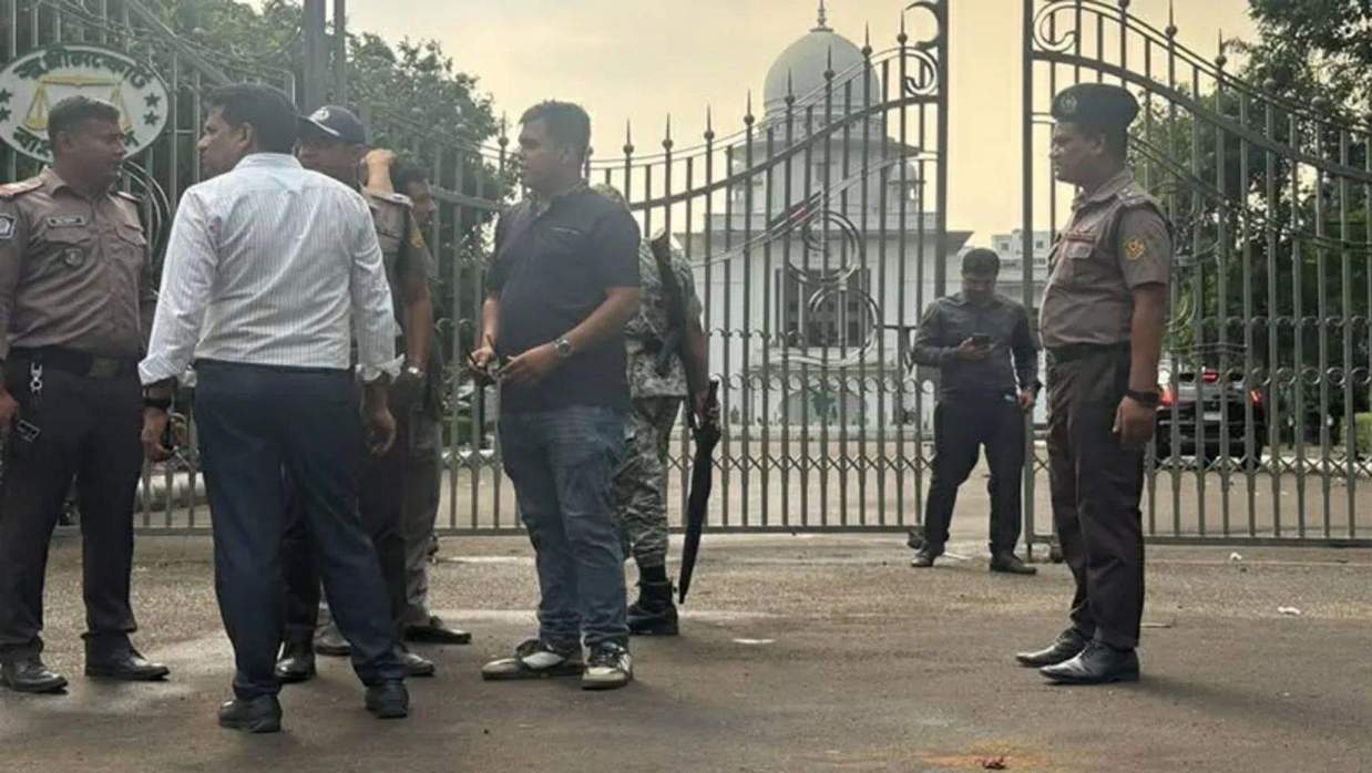 সুপ্রিম কোর্টের সামনে ককটেল বিস্ফোরণ 