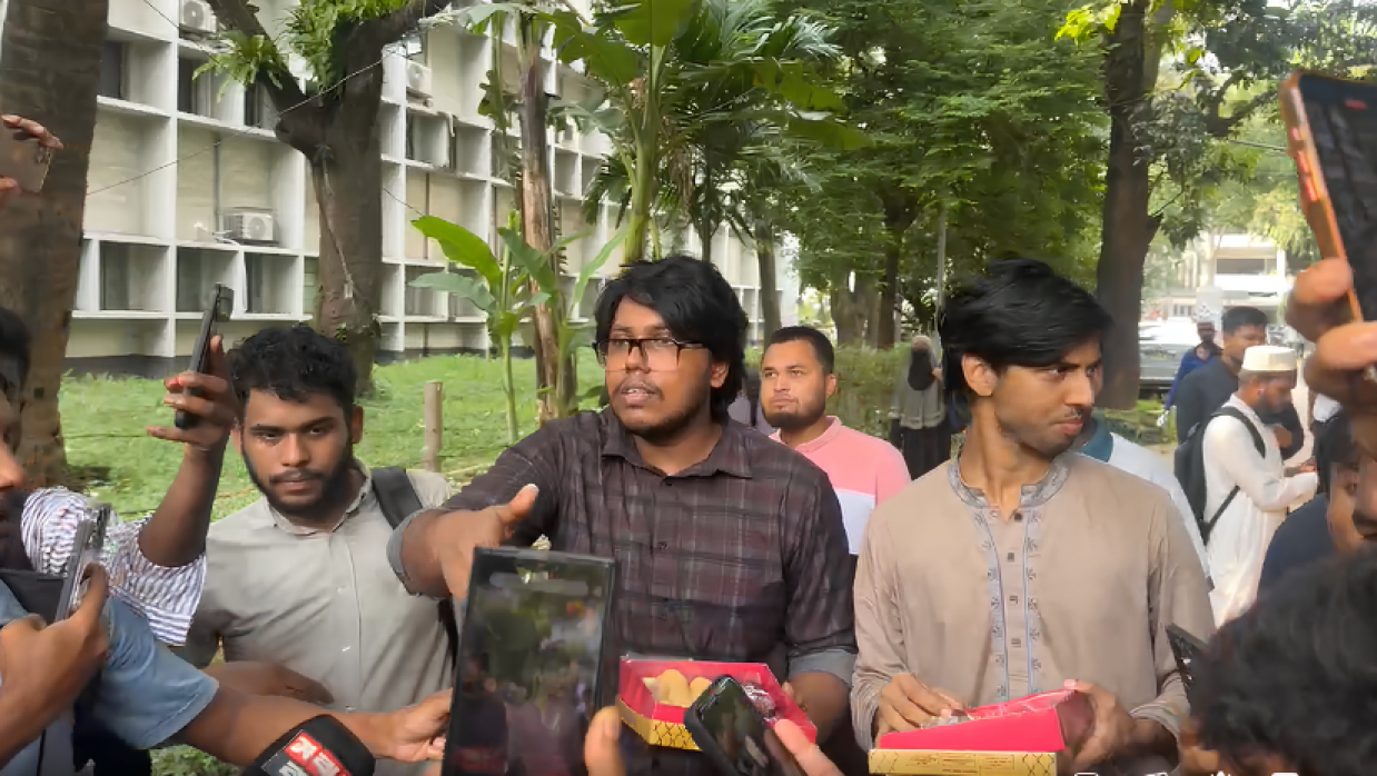 মিষ্টি বিতরণ করছে ডাকসু