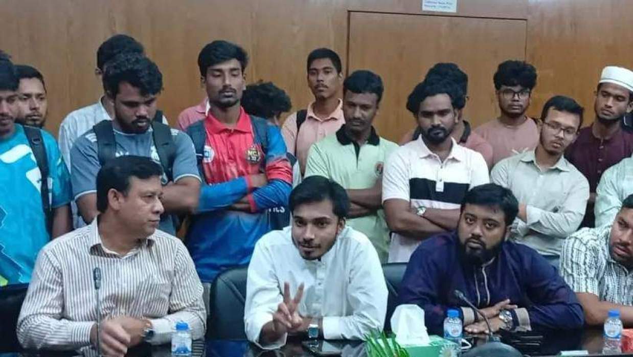 রাবির প্রশাসনিক ভবনের কনফারেন্স রুমে চার দফা দাবি জানান শাখা ছাত্রশিবিরের সভাপতি মুজাহিদ ফয়সাল