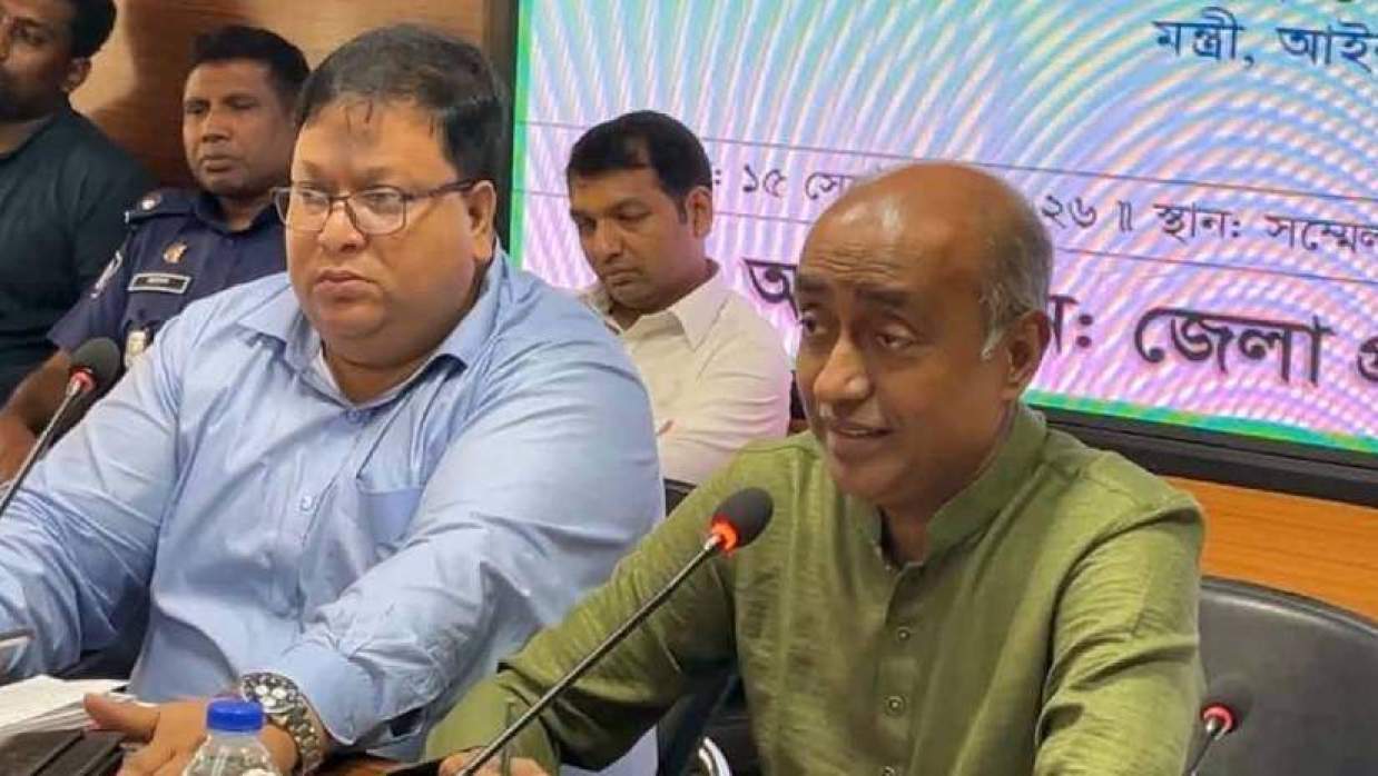 মতবিনিময় সভায় বক্তব্য দিচ্ছেন আইনমন্ত্রী মো. আসাদুজ্জামান