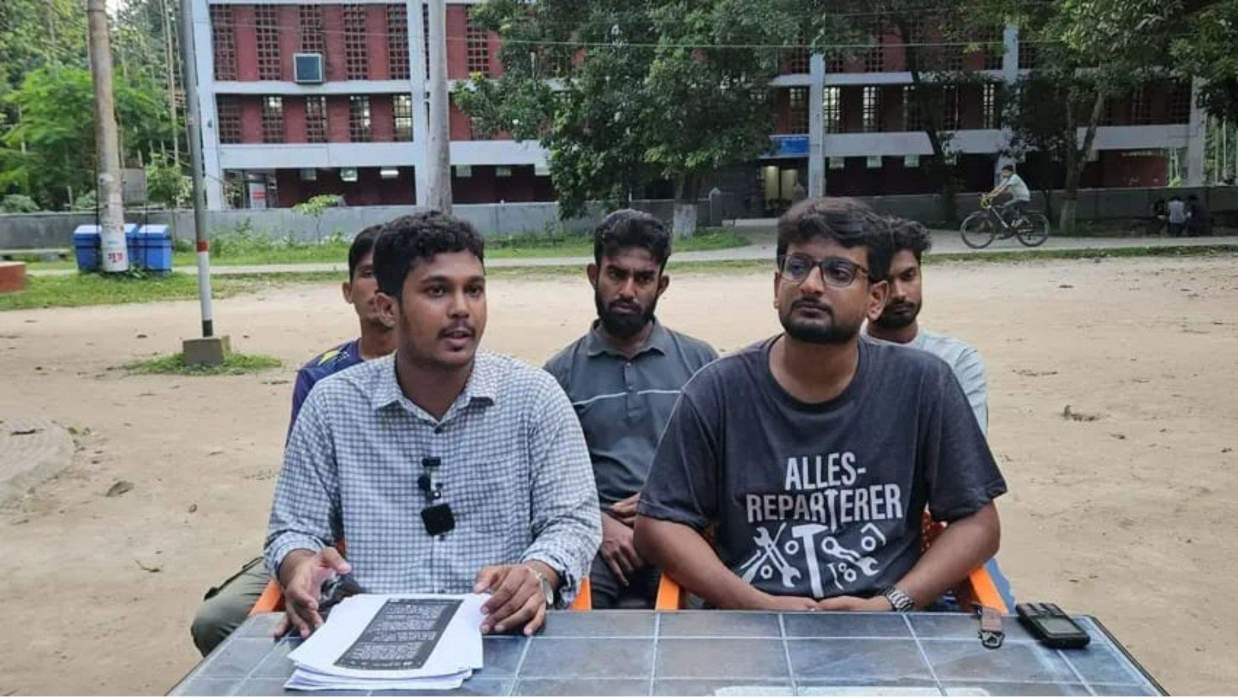 শহীদ শামসুজ্জোহা হল শাখা ছাত্রদলের সভাপতি মেহেদী হাসান ফুয়াদ ও সাধারণ সম্পাদক সবুজ শাহরিয়ারের সংবাদ সম্মেলন।