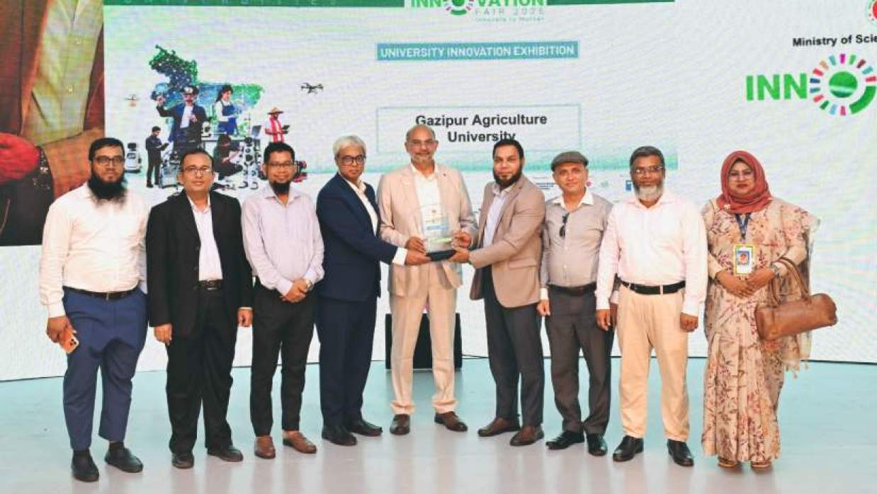 পুরস্কার নিচ্ছেন বিশ্ববিদ্যালয়ের উপাচার্য প্রফেসর ড. জিকেএম মোস্তাফিজুর রহমান