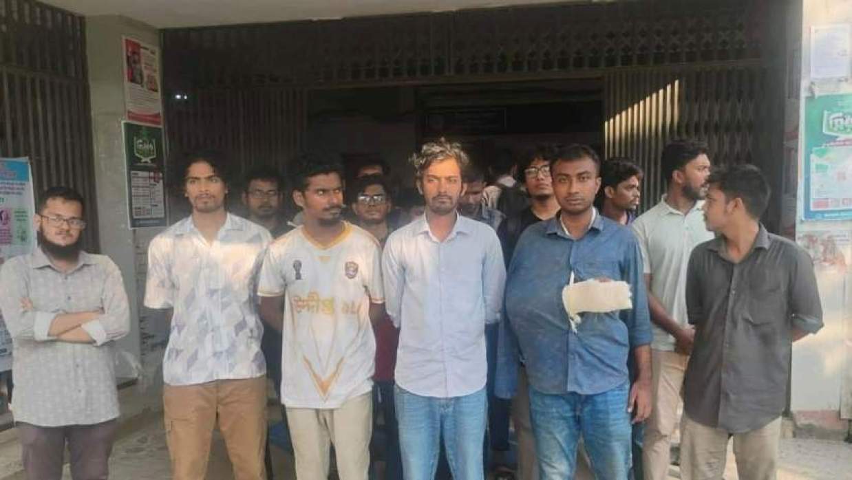 ছাত্র গণমঞ্চের সদস্যসচিব নাফিস আহমাদ শাওনের ওপর হামলার প্রতিবাদে বিক্ষোভ মিছিল