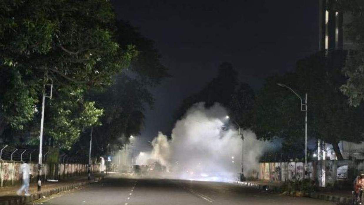  হলের পাশে ককটেল বিস্ফোরণ 