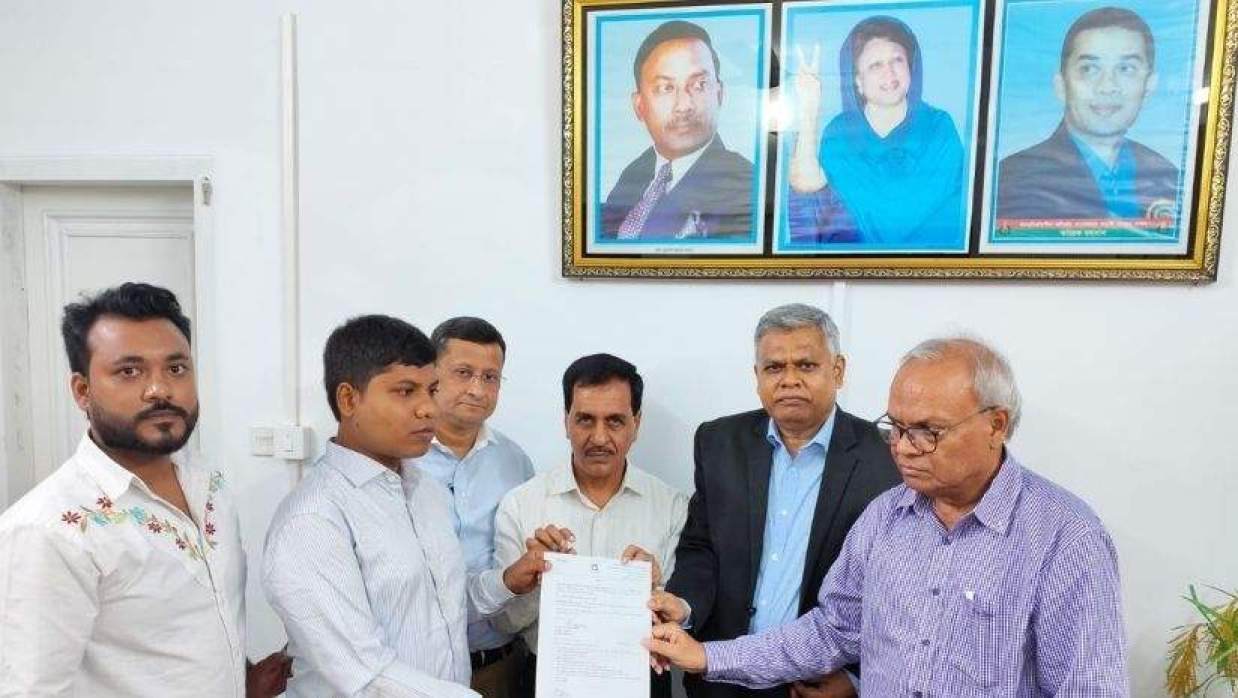 বিএনপির ভারপ্রাপ্ত মহাসচিব অ্যাড. রুহুল কবির রিজভী আজন্ম দৃষ্টিহীন শিক্ষার্থীর হারে নিয়োগপত্র তুলে দেন 