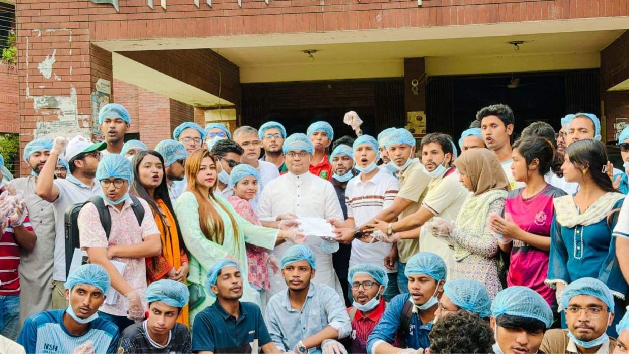 মশার বিস্তার রোধে জাহাঙ্গীরনগর বিশ্ববিদ্যালয়ে (জাবি) পরিচ্ছন্নতা অভিযান