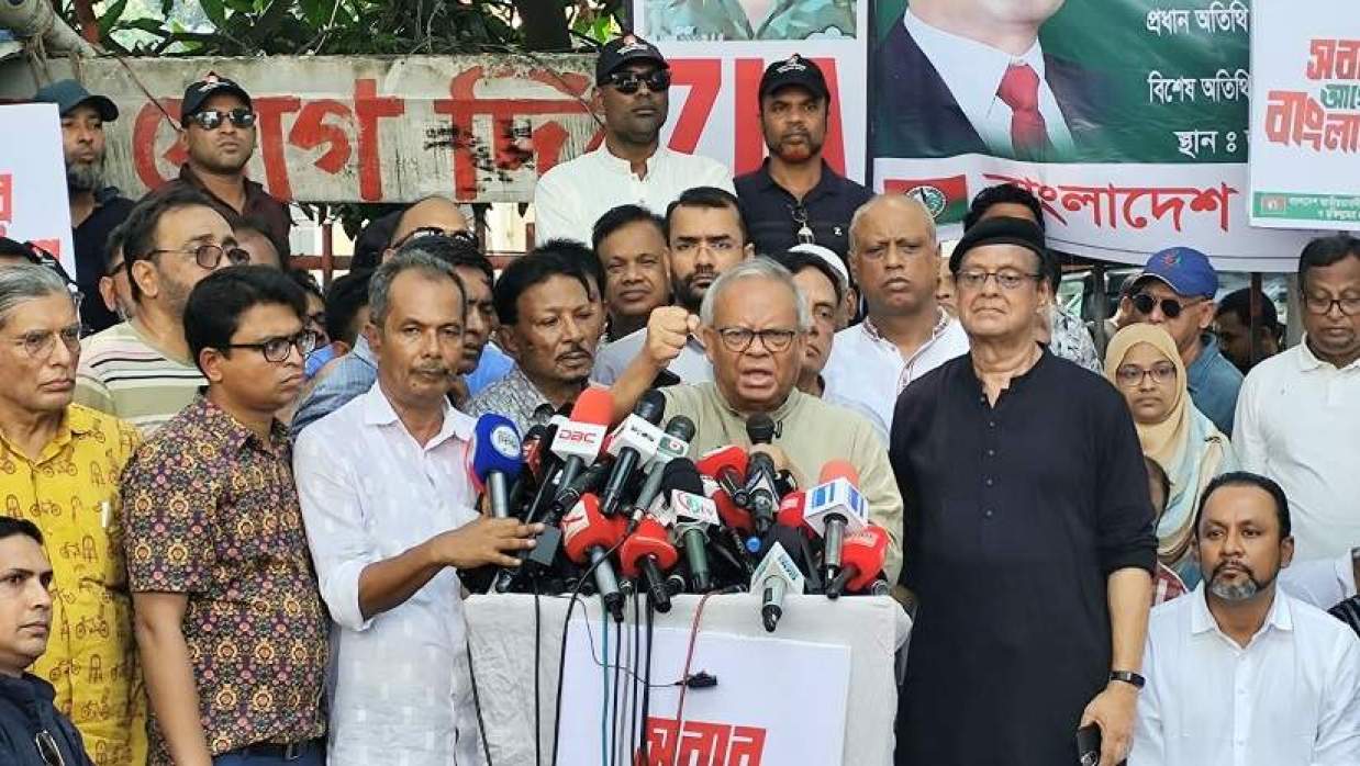 মানববন্ধনে বক্তব্য দিচ্ছেন বিএনপির ভারপ্রাপ্ত মহাসচিব রুহুল কবির রিজভী