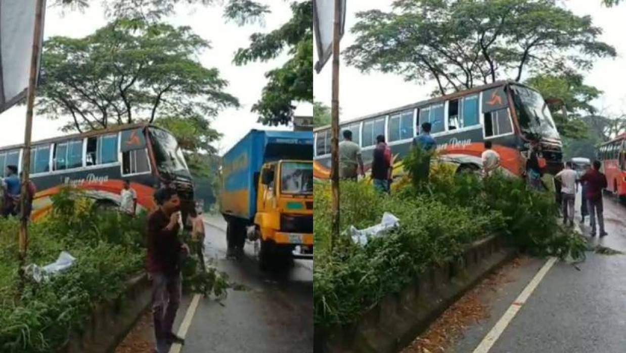 ফেনী র‍্যাব ক্যাম্পের বিপরীত নিয়ন্ত্রণ হারিয়ে সড়ক বিভাজকে উঠে যাওয়া বাস
