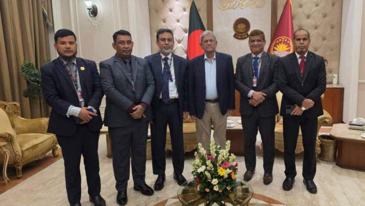 রাষ্ট্রপতি মির্জা ফখরুল ইসলাম আলমগীরের সঙ্গে সৌজন্য সাক্ষাতে শেকৃবি উপাচার্য অধ্যাপক ড. মো. আব্দুল লতিফসহ অন্যরা