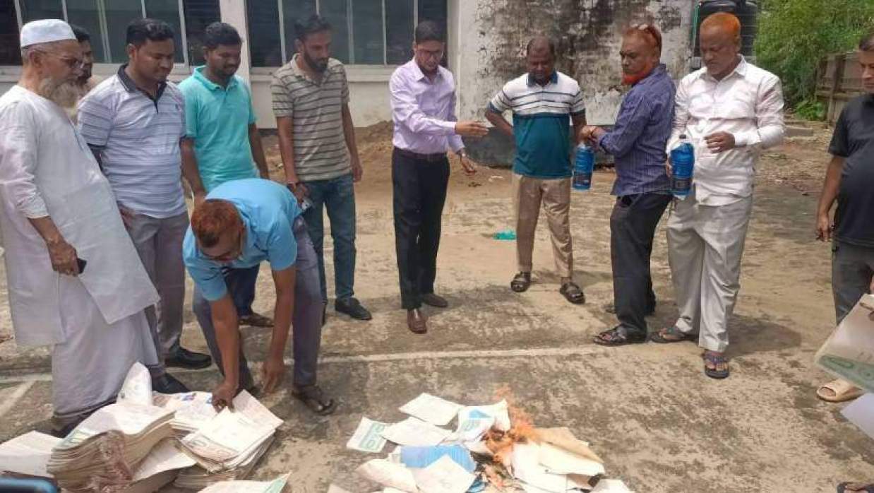 চকরিয়া সাবরেজিস্ট্রার কার্যালয়ের সামনে পোড়ানো হয় এসব দলিল