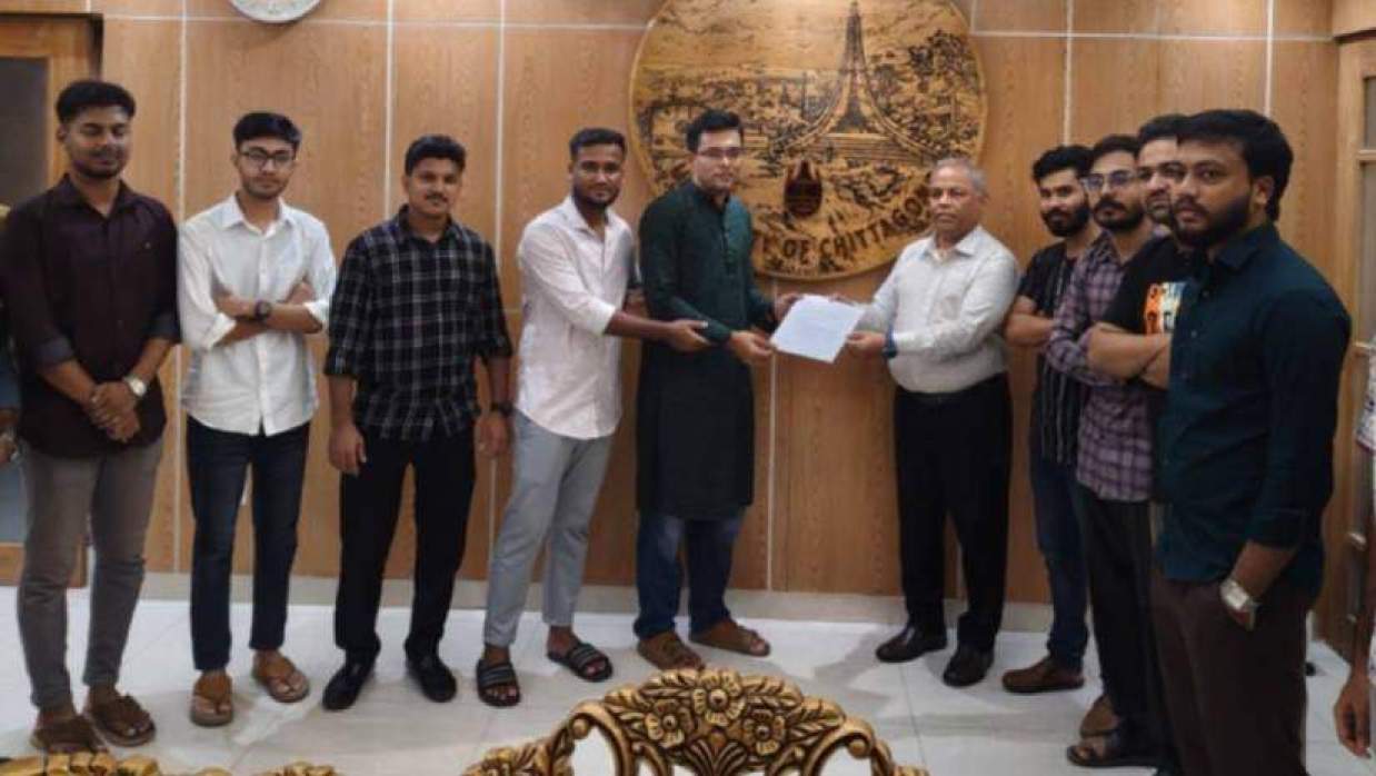 উপাচার্যের কাছে স্মারকলিপি দিচ্ছেন চবি শাখা ছাত্রদলের নেতাকর্মীরা