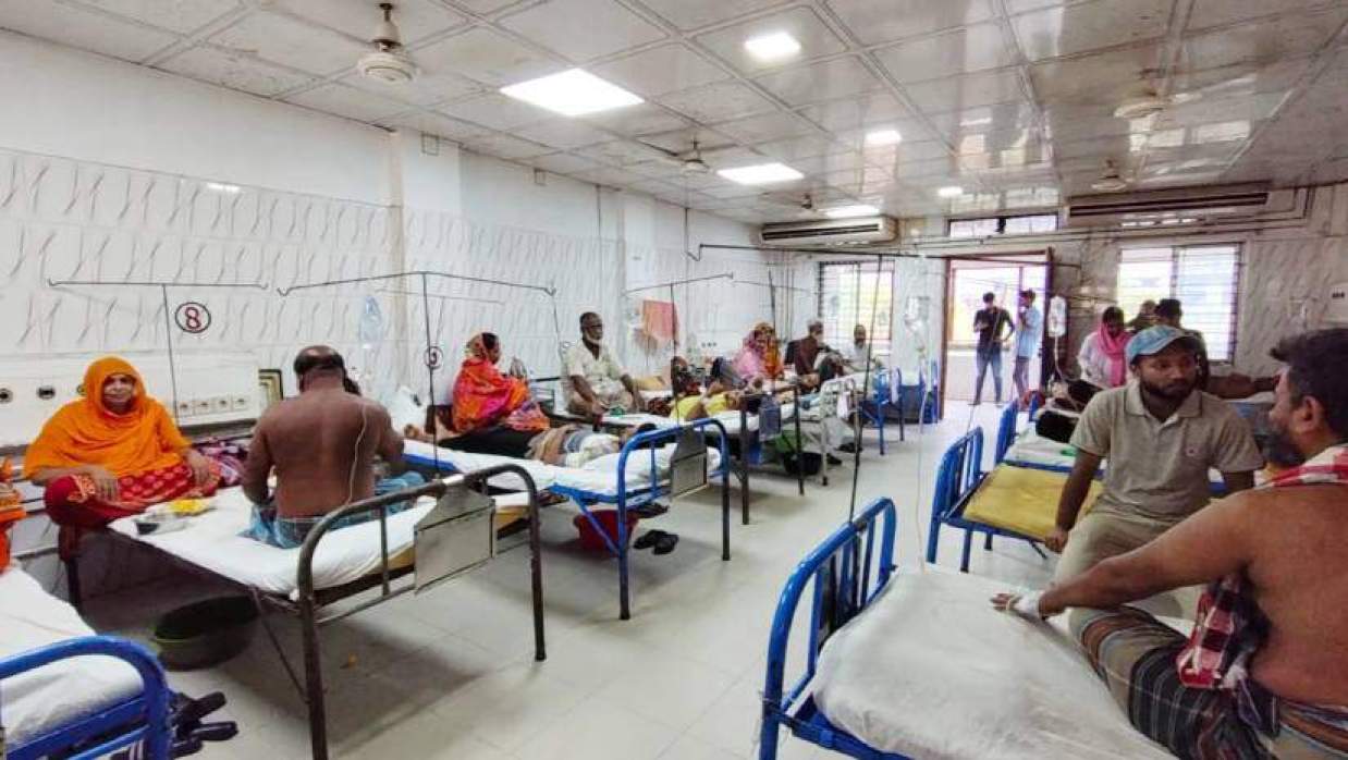 সাধারণ রোগীদের সঙ্গে একই ওয়ার্ডে চিকিৎসা দেওয়া হচ্ছে ডেঙ্গু রোগীদের
