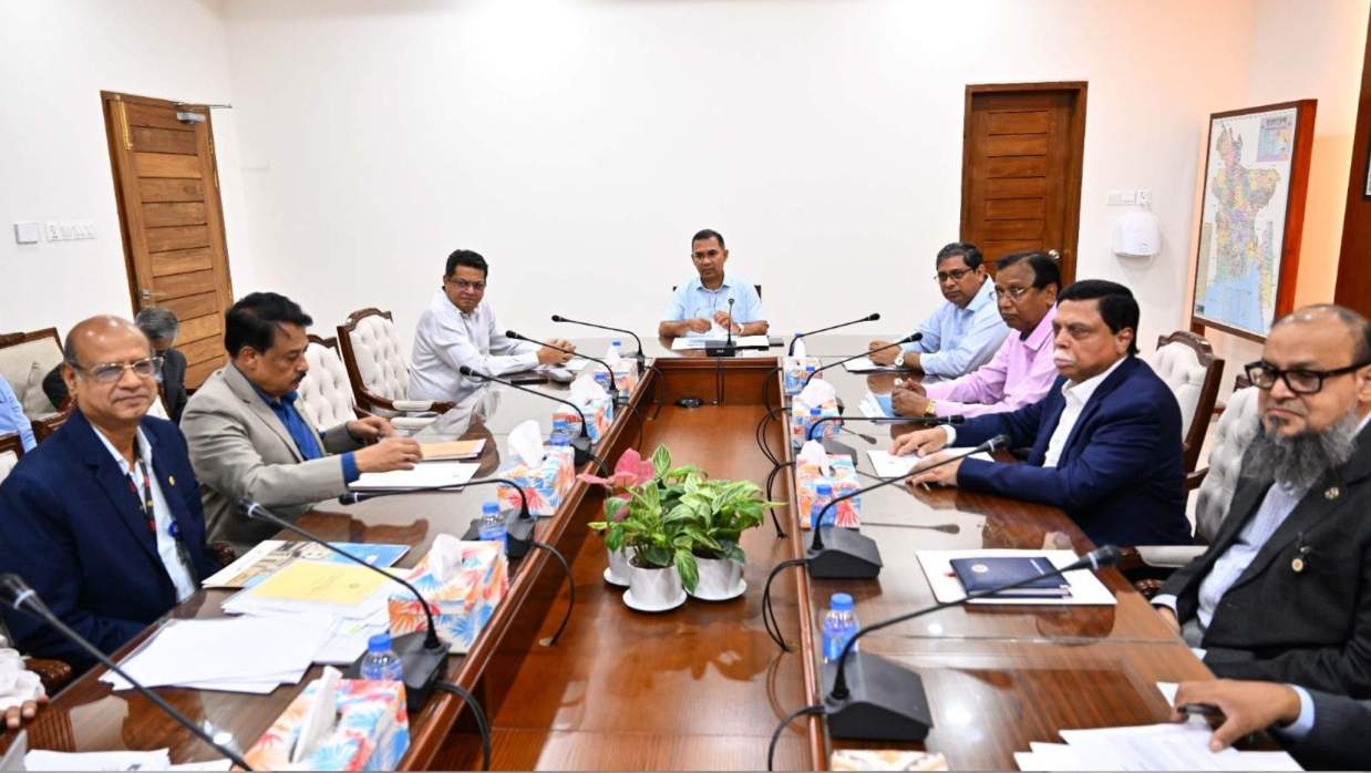 সচিবালয়ের মন্ত্রিপরিষদ বিভাগের সভাকক্ষে প্রধানমন্ত্রীর সভাপতিত্বে আয়োজিত বৈঠকে প্রধানমন্ত্রী।