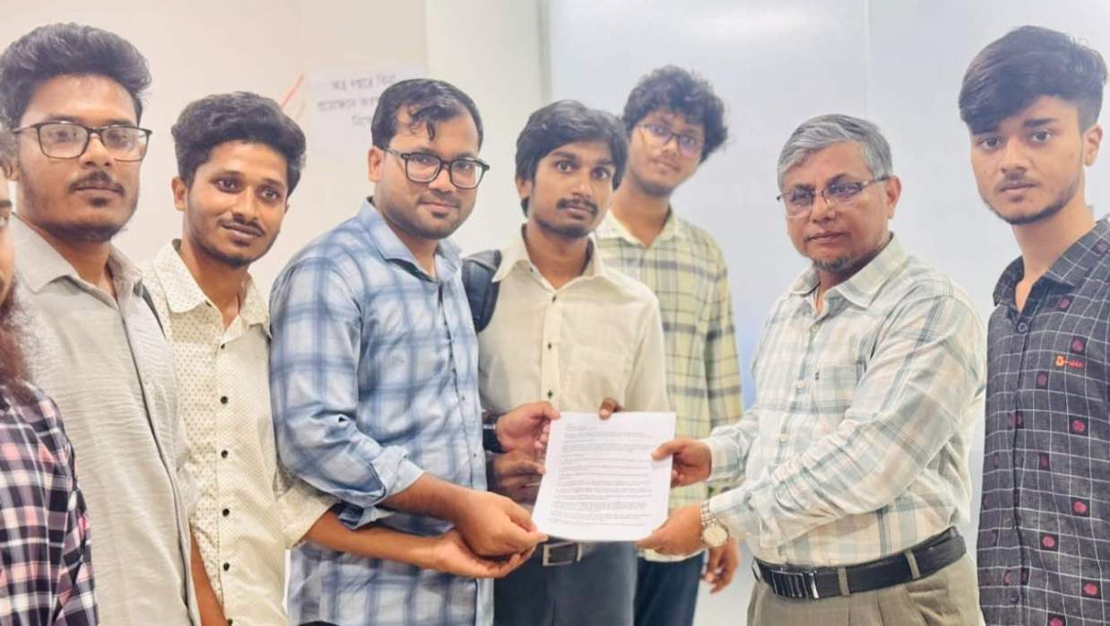 ১২ দফা দাবিতে ছাত্রদলের স্মারকলিপি প্রদান