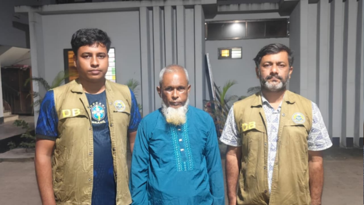 পটুয়াখালীর ৭০ বছর বয়সী এক হোটেল মালিক আঃ মান্নান প্যাদা।