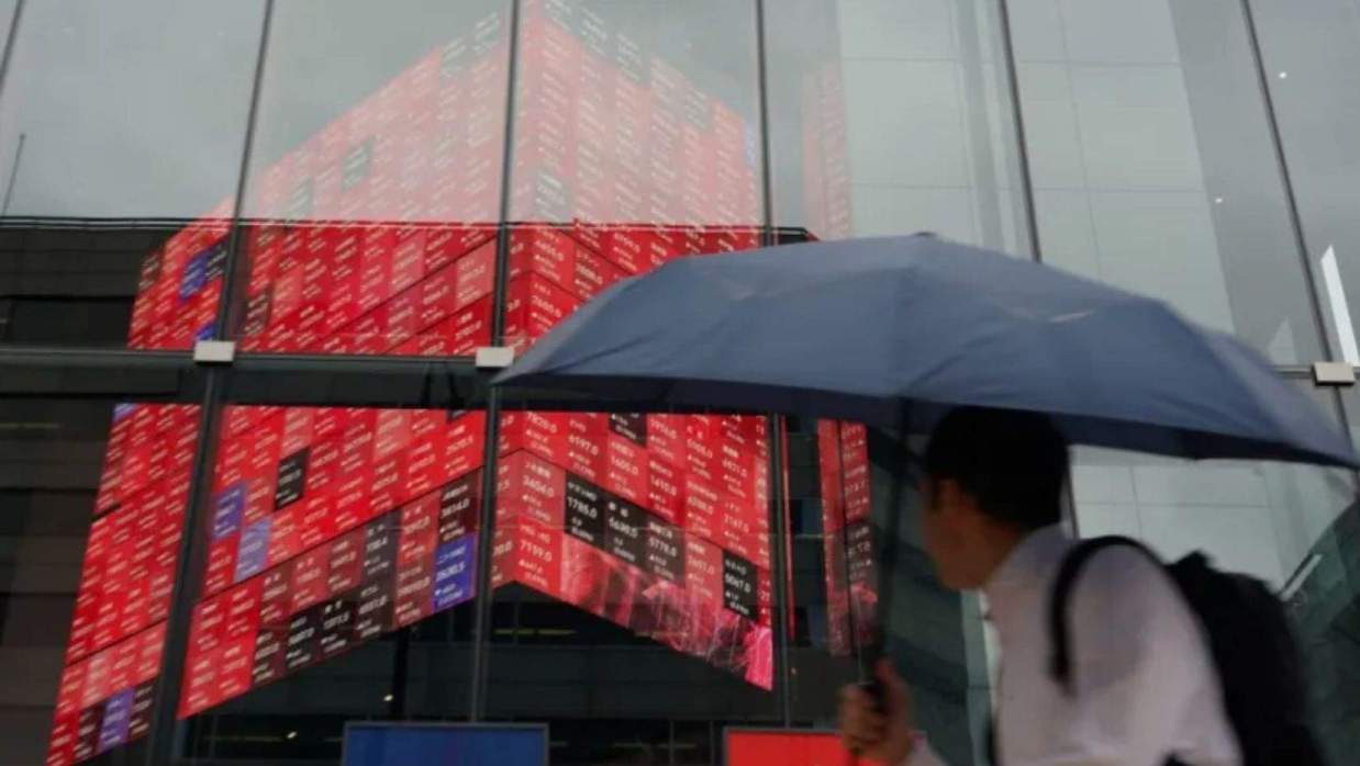 সুদহার বাড়ায় দেশটির শেয়ারবাজারের গতি কমেছে