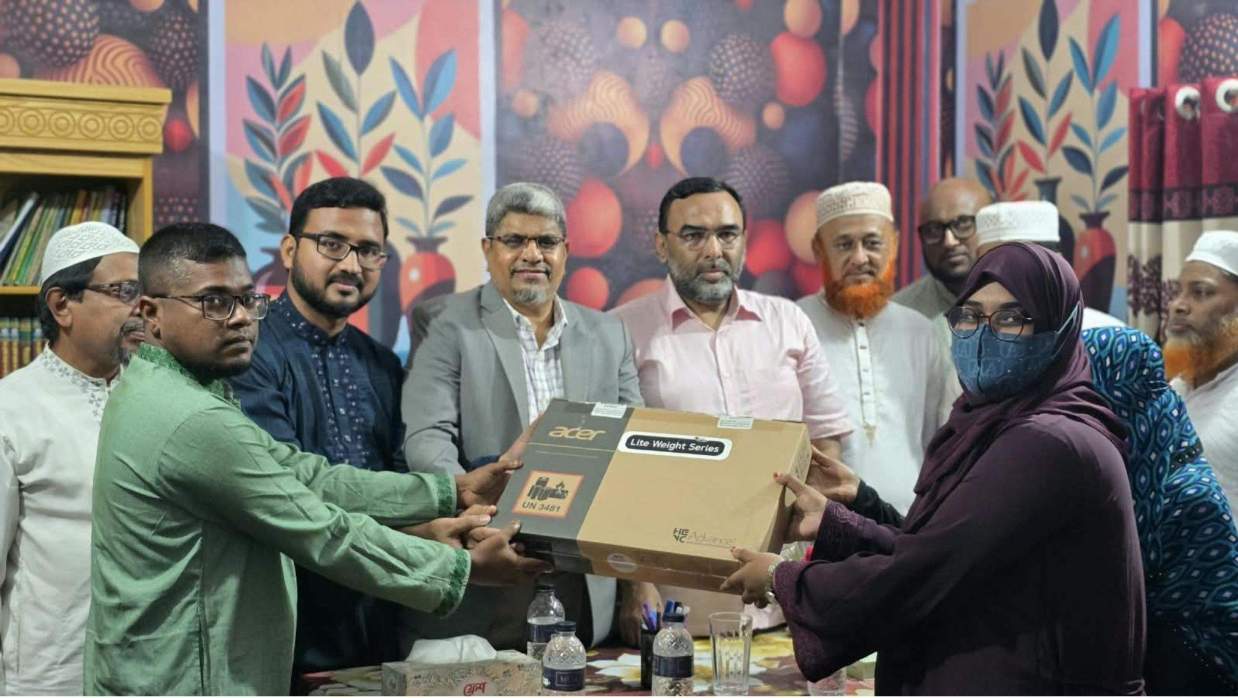 গাজীপুরের মেধাবী শিক্ষার্থীকে ল্যাপটপ দিলেন মেয়র প্রার্থী ড. হাফিজুর রহমান