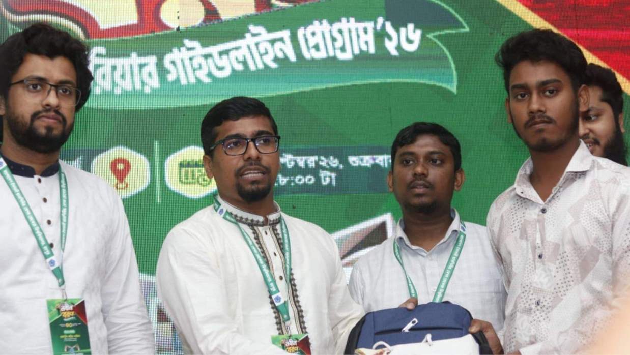 নবীনবরণ ও ক্যারিয়ার গাইডলাইন প্রোগ্রামে শিক্ষার্থীদের উপহার তুলে দিচ্ছেন ছাত্রশিবির সভাপতি নুরুল ইসলাম সাদ্দাম।