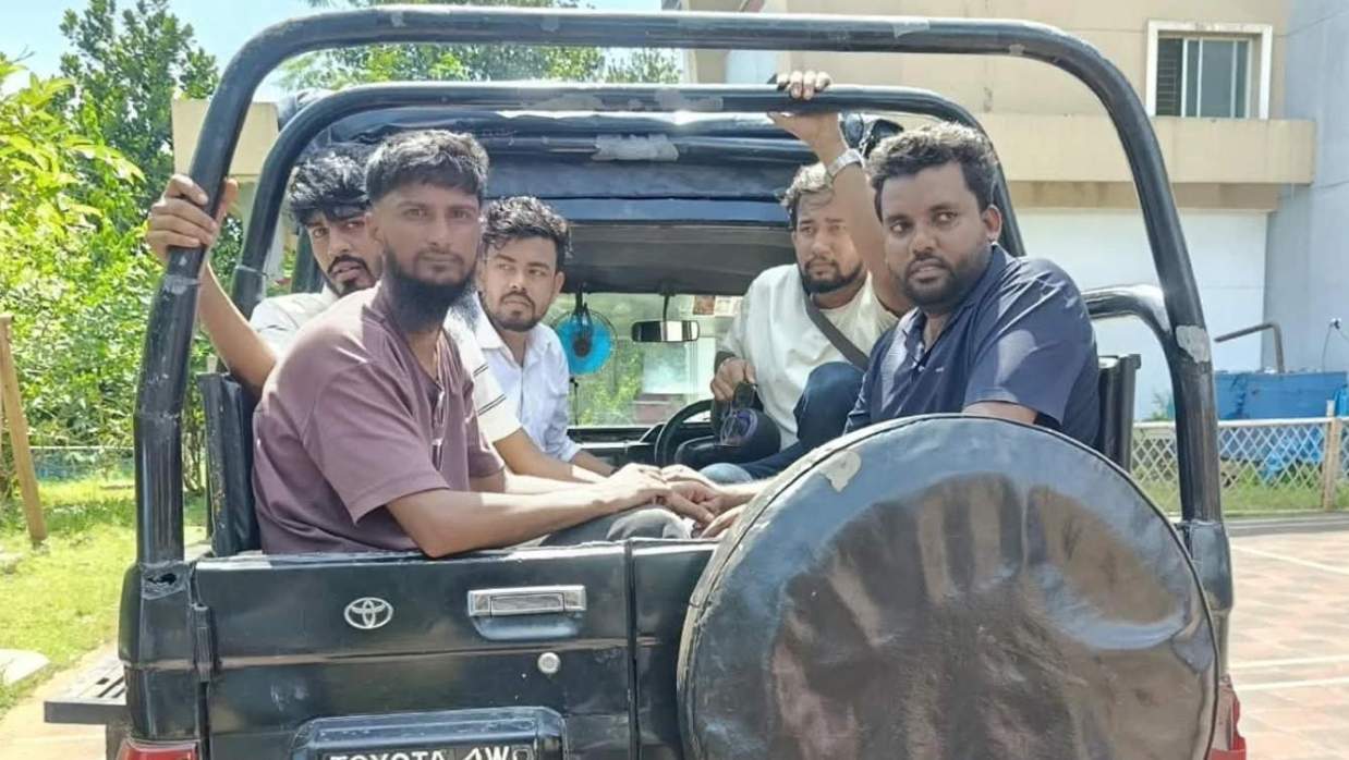 চাঁদের গাড়িতে ‘জয় বাংলা, জয় বঙ্গবন্ধু’ স্লোগান, ৬ পর্যটক আটক