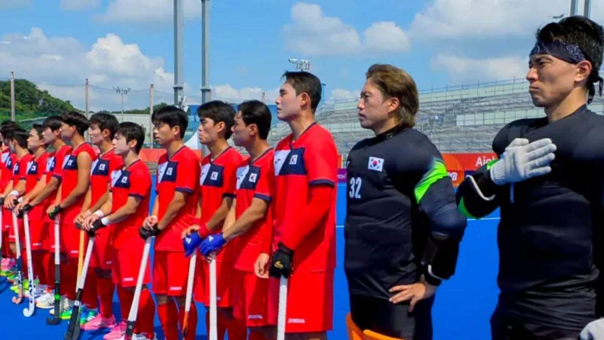 ম্যাচ শুরুর আগে সমবেত হয়ে দাঁড়িয়েছেন দক্ষিণ কোরিয়ার খেলোয়াড়রা