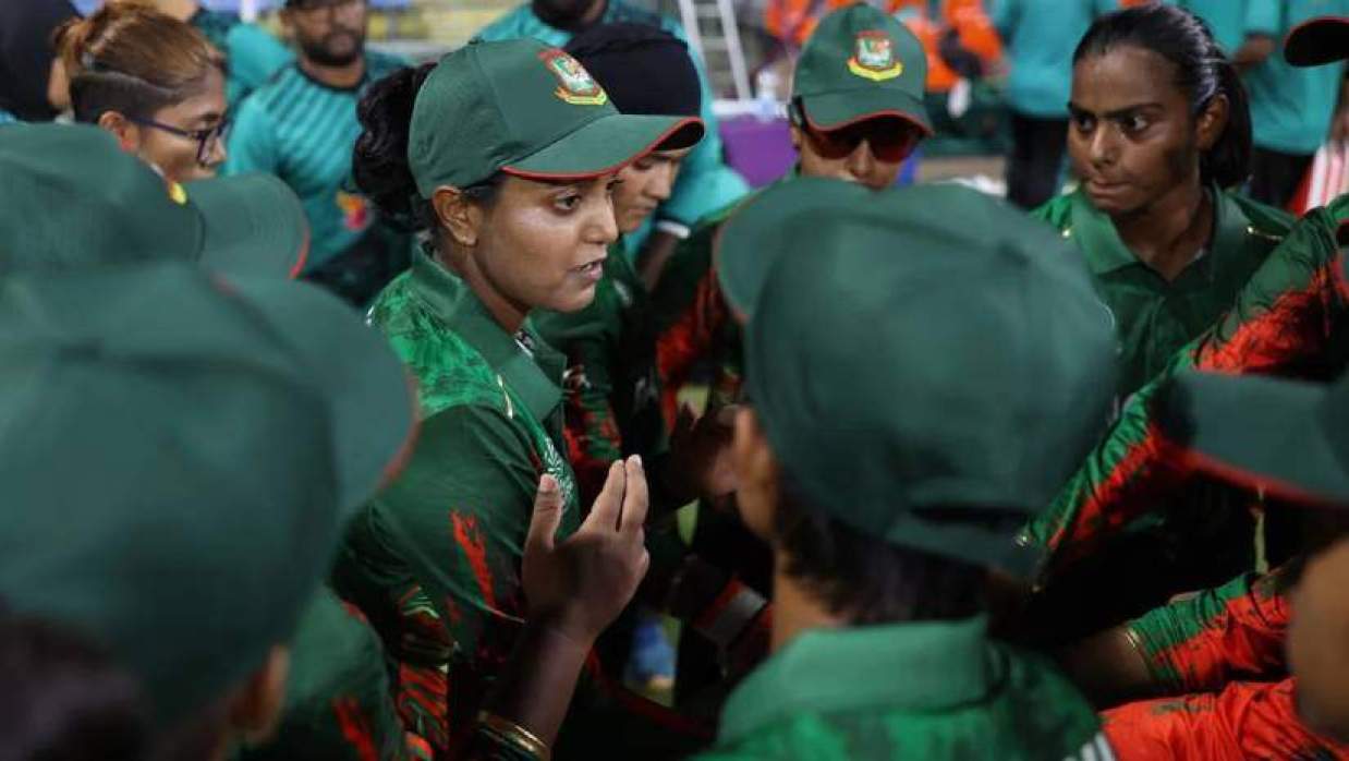 দলের সঙ্গে নিগার সুলতানা জ্যোতি