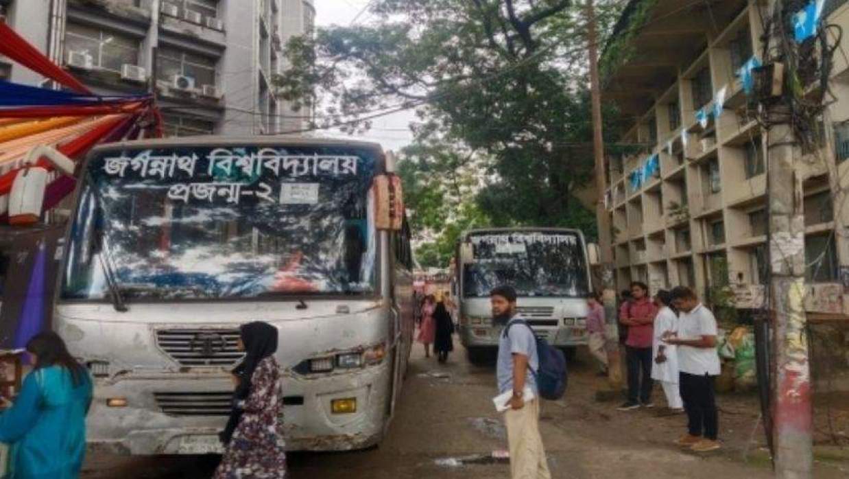 জবিতে সারিসারি বাস পার্কিং