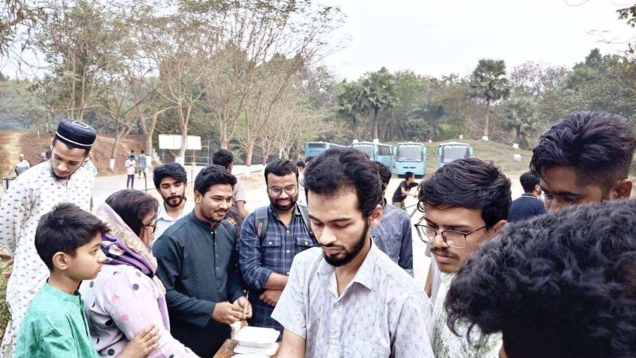 গত রমজানে মায়ের সঙ্গে ইফতার বিতরণ করেছিল অপ্রতীম।
