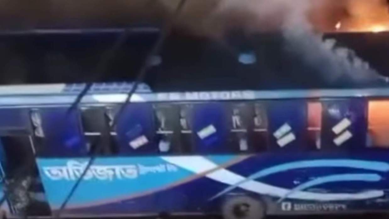 রাজধানীতে অভিজাত পরিবহনের বাসে আগুন