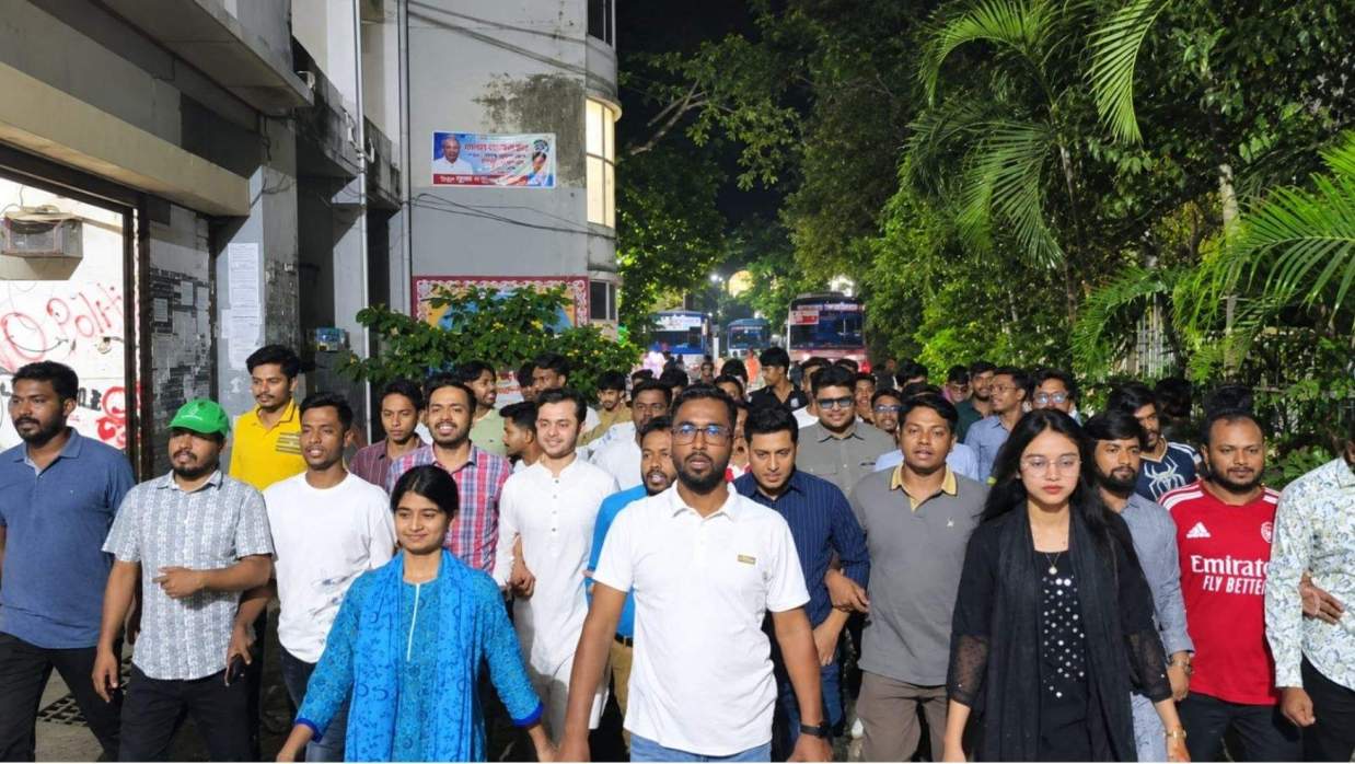 বাসে আগুন-ককটেল বিস্ফোরণের প্রতিবাদে জবিতে ছাত্রদলের বিক্ষোভ