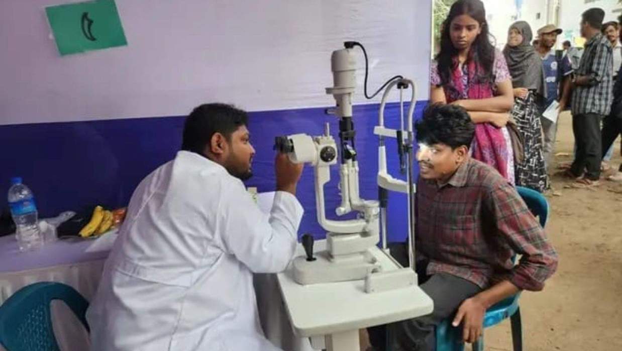 চক্ষু পরীক্ষা ও পরামর্শ নিচ্ছে একজন শিক্ষার্থী।