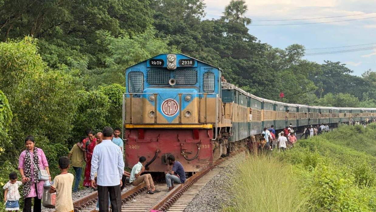 চট্টগ্রামগামী প্রবাল এক্সপ্রেসকে অবরোধ, ২ ঘন্টা পর প্রত্যাহার