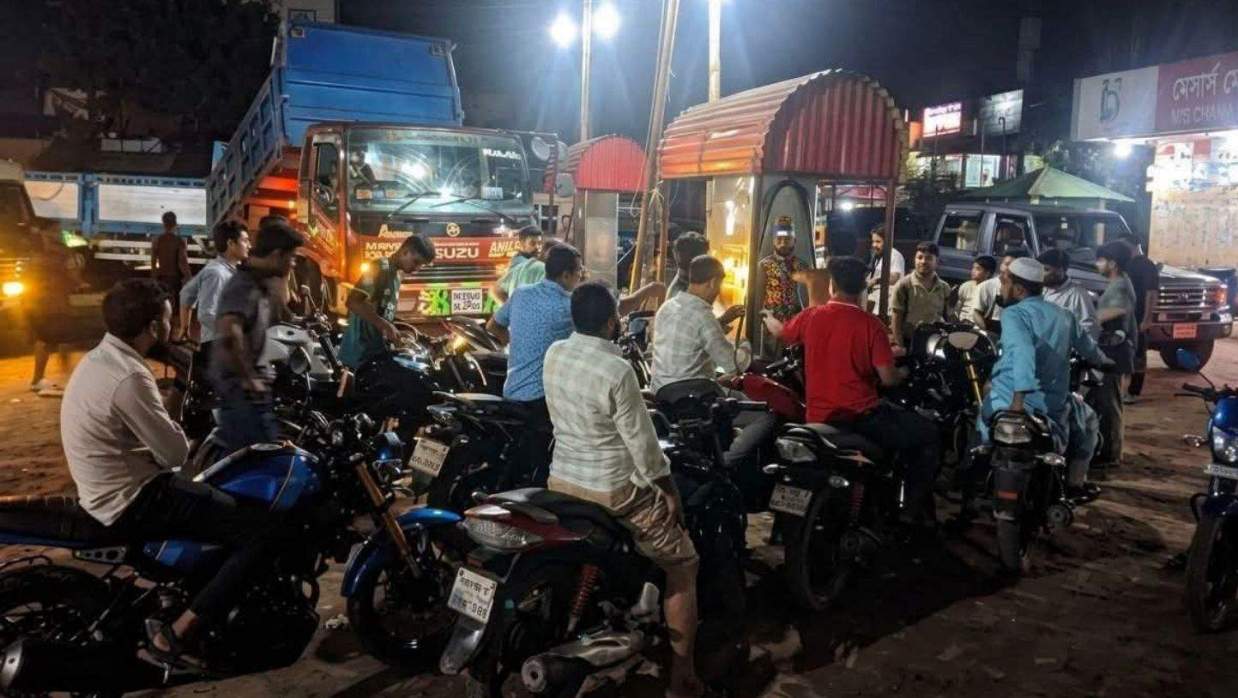 তেলের পাম্পগুলোতে দীর্ঘ সাড়ি