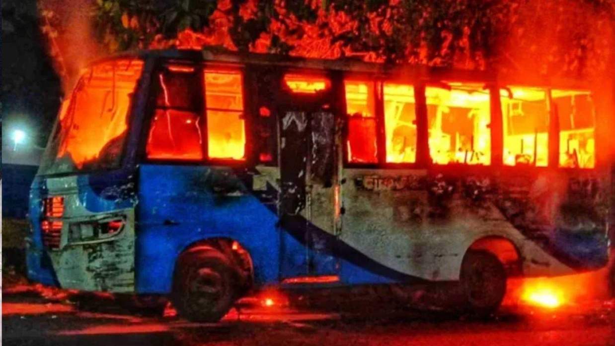 বাসে আগুন দিয়েছে দুর্বৃত্তরা