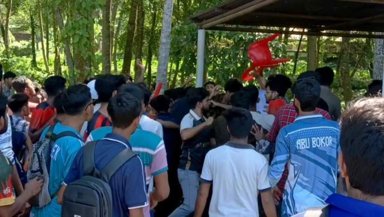 ইবিতে ফুটবল খেলা নিয়ে সংঘর্ষে জড়িয়েছেন দুই বিভাগের শিক্ষার্থীরা