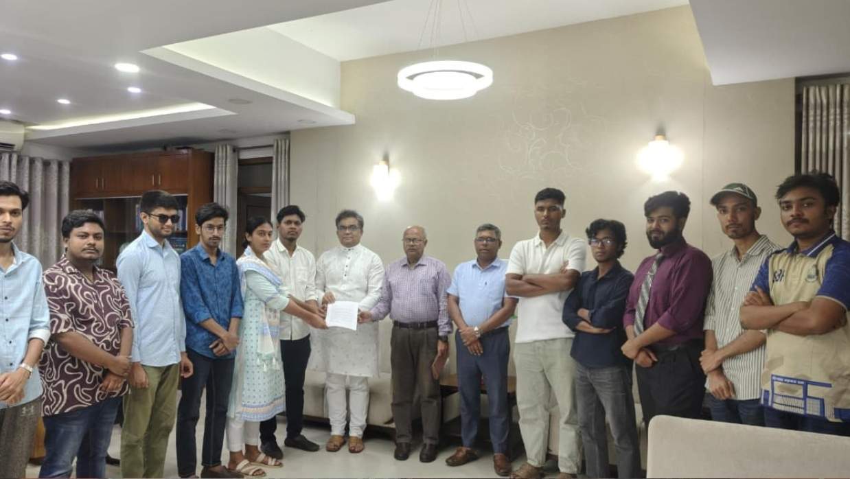 ‎জাকসুর তফসিল ঘোষণার দাবিতে উপাচার্যের কাছে স্মারকলিপি দিয়েছে ছাত্রশক্তি 