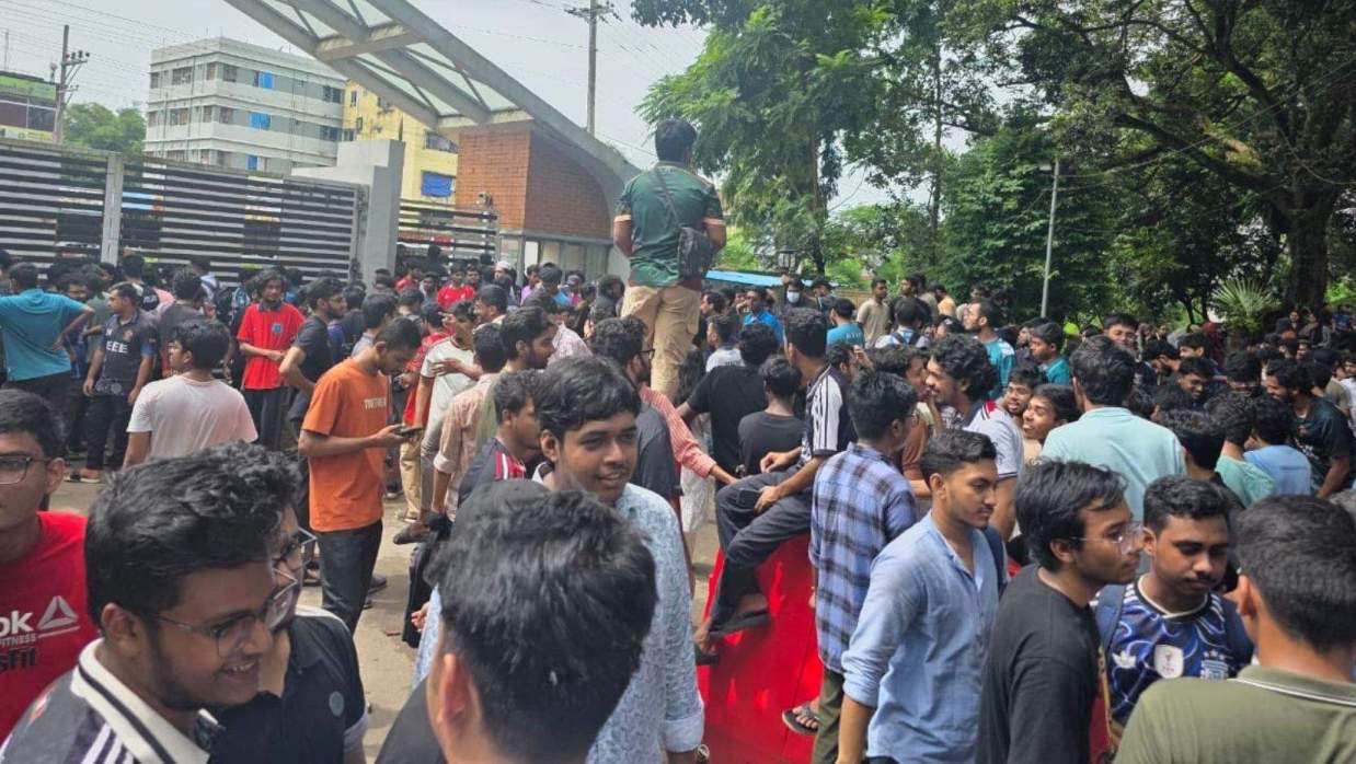 উপাচার্য পরিবর্তনের প্রতিবাদে সর্বাত্মক শাটডাউন কর্মসূচি