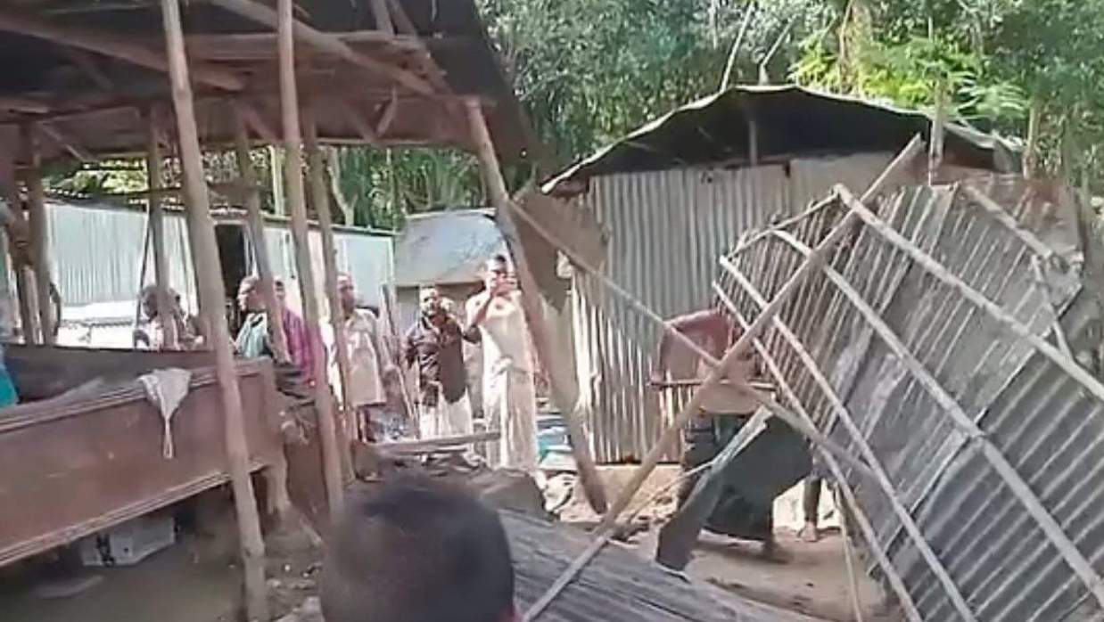 ধর্ষণ মামলার প্রধান আসামীর বাড়ি ভাঙচুর