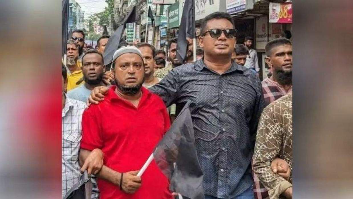 যুবদল নেতা জিএম মনির হোসেন ( লাল টি-শার্ট পরিহিত)