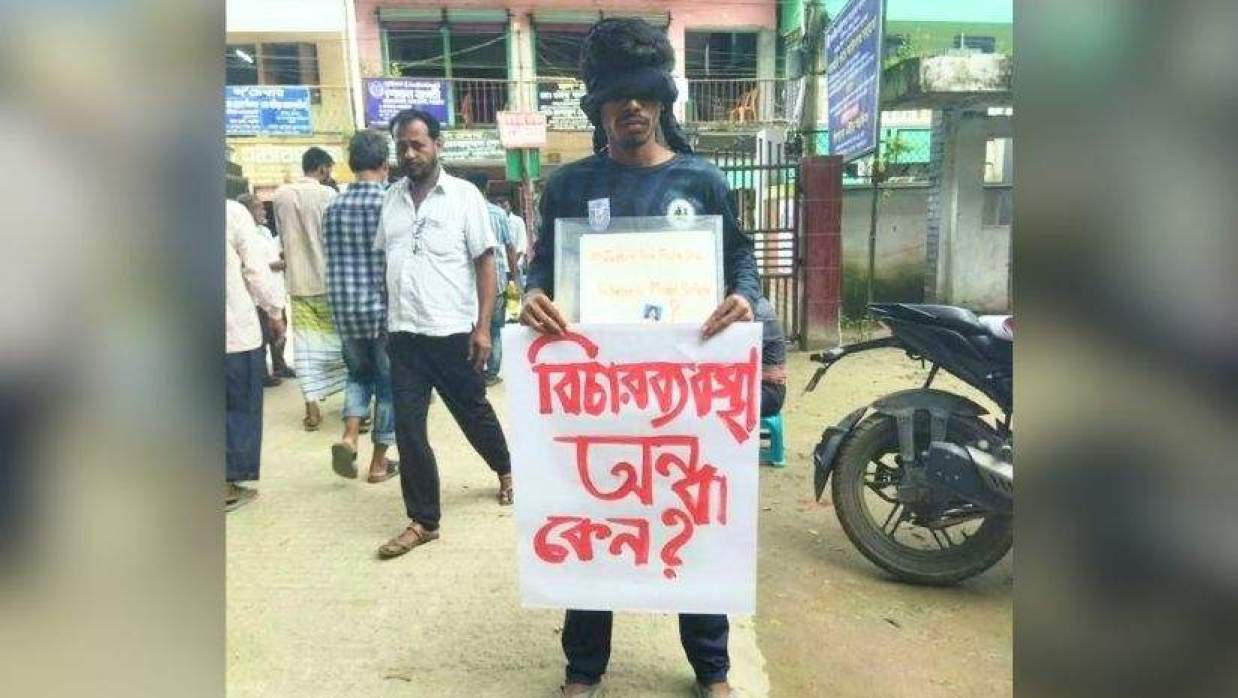 রূপার সন্ধানের দাবিতে খুলনা বিশ্ববিদ্যালয়ের শিক্ষার্থী সবুজ দাস। 