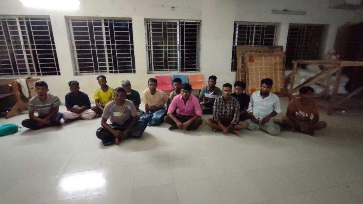 নৌকাটিতে থাকা ১৬ জন।