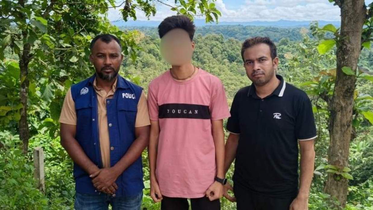 বান্দরবানের দুর্গম পাহাড় থেকে উদ্ধার হওয়া স্কুলছাত্র