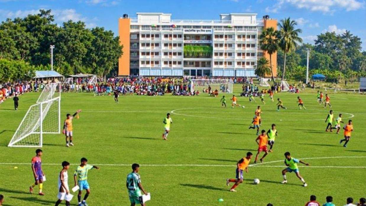 শামস্-উল-হুদা ফুটবল একাডেমির মাঠে খেলছে খেলোয়াগরা।