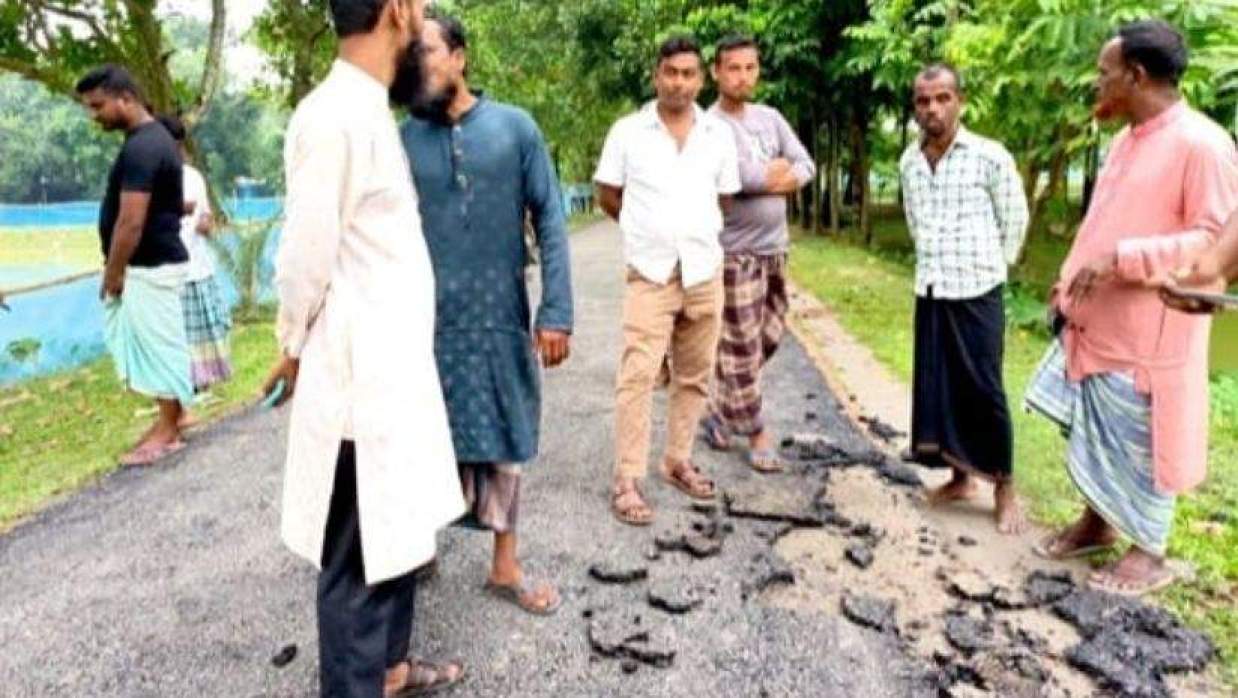 নির্মাণের পরদিন সড়কের পিচ উঠে যাচ্ছে। অনিয়মের অভিযোগ তুলছেন এলাকাবাসীরা।
